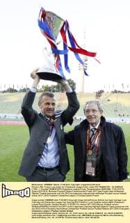 Patrice LAIR; Trainer Lyon jubelt mit Champions League Pokal, Jubel FFC FRANKFURT - OLYMPIGUE LYON ( - ) Fussball DAMEN UEFA Champions League Finale, Olympiastadion MÜNCHEN, 17.05.2012 CL Saison 2011 2012