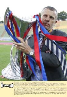 Patrice LAIR; Trainer Lyon jubelt mit Champions League Pokal, Jubel FFC FRANKFURT - OLYMPIGUE LYON ( - ) Fussball DAMEN UEFA Champions League Finale, Olympiastadion MÜNCHEN, 17.05.2012 CL Saison 2011 2012