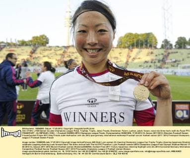 Ami OTAKI, LYON Damen 22 jubel Champions League Pokal, Trophäe, Trophy, Jubel, Freude, Emotionen, Feiern, Lachen, jubelt, freuen, reisst die Arme hoch, ballt die Faust FFC FRANKFURT - OLYMPIGUE LYON ( - ) Fussball DAMEN UEFA Champions League Finale, Olympiastadion MÜNCHEN, 17.05.2012 CL Saison 2011 2012