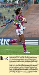 Siegerehrung: Wendie RENARD (OLY) mit dem Championsleague Pokal. Fussball UEFA Championsleague Finale der Frauen Saison 2011 2012: Olympique Lyon - 1.FFC Frankfurt in München im Olympiastadion, Deutschland am 17.05.2012,