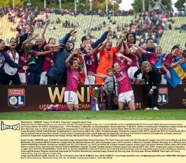 Siegerehrung: Die Mannschaft von Lyon posieren mit dem Championsleague Pokal. vorn: Louisa NECIB und Sonia BOMPASTOR (OLY) Fussball UEFA Championsleague Finale der Frauen Saison 2011 2012: Olympique Lyon - 1.FFC Frankfurt in München im Olympiastadion, Deutschland am 17.05.2012,