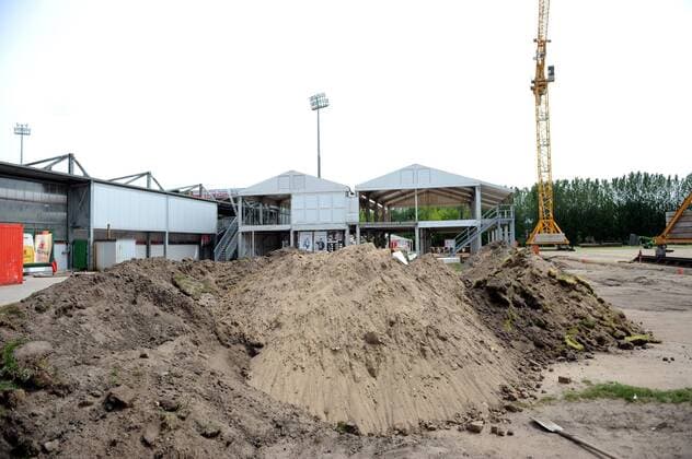 Fussball, Herren, Saison 2011 2012, 2. Bundesliga, 1. FC Union Berlin, Alte Försterei, Vorbereitung des Neubaus der Haupttribüne, Abriss der alten Haupttribüne im Bild: Sandberge vor dem im Abbau befindlichen VIP-Zelt, 18.05. 2012,