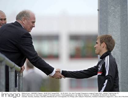 18.05.2012, Vor dem Fussball Champions-League Finale 2012, Letztes Training des FC Bayern München vor dem Spiel gegen FC Chelsea London. Trainingsgelände an der Säbener Strasse. v.li: Präsident Uli Hoeneß (li, München, Hoeneß, Hoeneß, Hoeness, Hoeneß) shakehands am Trainingsplatz mit Philipp Lahm (Bayern München).