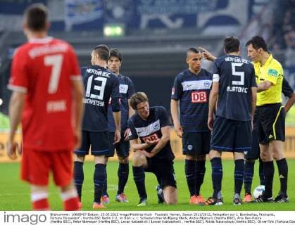 Fussball, Herren, Saison 2011 2012, Relegation zur 1. Bundesliga, Rückspiel, Fortuna Düsseldorf - Hertha BSC Berlin 2:2, im Bild: v. r. Schiedsrichter Wolfgang Stark, Andre Mijatovic (Hertha BSC), Änis Ben-Hatira (Hertha BSC), Peter Niemeyer (Hertha BSC), Levan Kobiashvili ( Lewan Kobiaschwili , Hertha BSC), Nikita Rukavytsya (Hertha BSC), Oliver Fink (Fortuna Düsseldorf), 15.05. 2012,