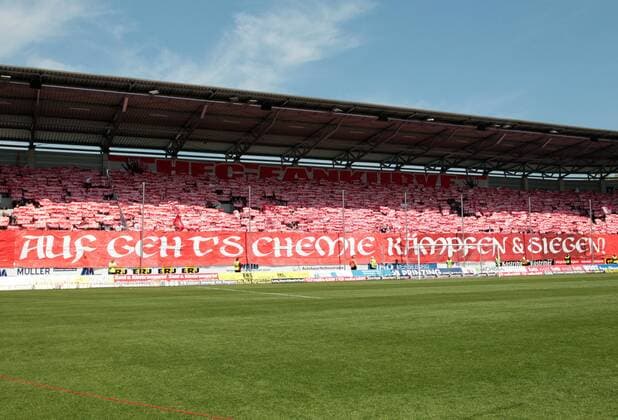 Halle S., ERDGAS Sportpark, 19.05.2012, Fußball, Regionalliga Nord, Hallescher FC - Fans des Halleschen FC mit einer Choreo zu Beginn des Spiels , Transparente Kämpfen und Siegen ,