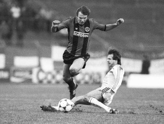 SPORT, FUSSBALL 1. BUNDESLIGA EINTRACHT FRANKFURT - KARLSRUHER SC 2:0, 22.01.1983, FRANKFURT - Der Frankfurter Karl-Heinz KÖRBEL (R) im Zweikampf gegen den Karlsruher Helmut ZAHN. Eintracht Frankfurt - Karlsruher SC 22.01.1983