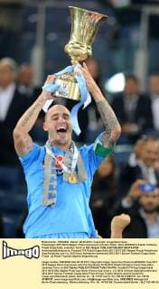Pokalsieger 2011 2012 Neapel- Paolo Cannavaro mit dem Pokal - Rom 20 05 2012 Stadio Olimpico, Finale Copa Italia, Juventus Turin vs SSC Neapel AntoniettaxBaldassarre