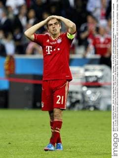 München, 19.05.2012; UEFA-Champions League Finale FC Bayern München-Chelsea FC 4 : 5 in der Fußball-Arena in München Phillip Lahm ( FCB ) kann die Niederlage nach dem Schlußpfiff nicht fassen, Sport,Fussball,Herren,Männer,UEFA,CL,Europapokal,Champions League,Finale, Aktion, Europapokal, Hand,Hände, Kopf, Arm,Schulter,versagen, Versager, Mannschaftskamerad, Kapitän, hoch