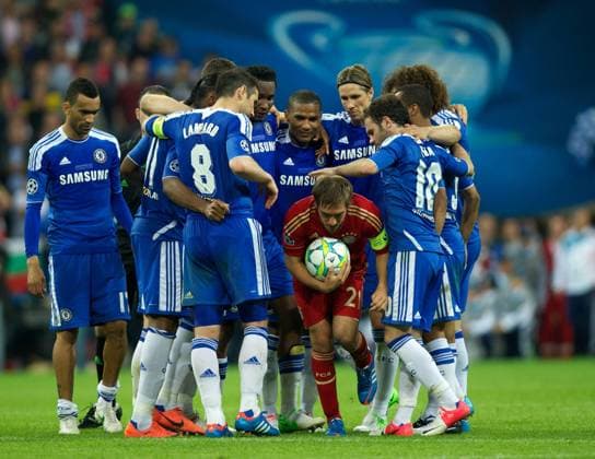 Fussball Arena München 19.05.2012 Champions League Finale FC Bayern München geg Chelsea FC 1:1 3:4 nach 11m schiessen Spielerkreis CHELSEA ua mit Didier DROGBA 11 Chelsea Frank LAMPARD 8 Chelsea Juan MATA 10 Chelsea David LUIZ 4 Chelsea vor dem 11m Schiessen Philipp LAHM 21 FCB holt sich den Ball