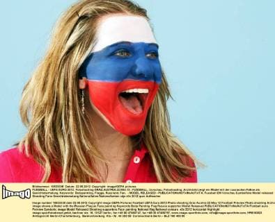 FUSSBALL - UEFA EURO 2012, Fotoshooting GRAZ,AUSTRIA,22.MAI.12 - FUSSBALL, Vorschau, Fotoshooting. Archivbild zeigt ein Model mit der russischen Fahne als Gesichtsbemalung. Keywords: Bodypainting, Flagge, Russland, Fan. - MODEL RELEASED - 