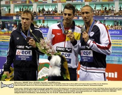 50m Schmetterling der Herren, Siegerehrung. Bild zeigt Yauhen Tsurkin (BLR), Rafael Munoz Perez (ESP) und Frederick Bousquet (FRA) mit den Medaillen. 
