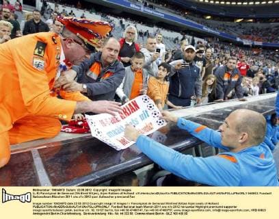 (L-R) Fanoriginal de Generaal (Winfried Witjes), Arjen Robben of Holland xVIxHenkxJanxDijksxIVx 940943