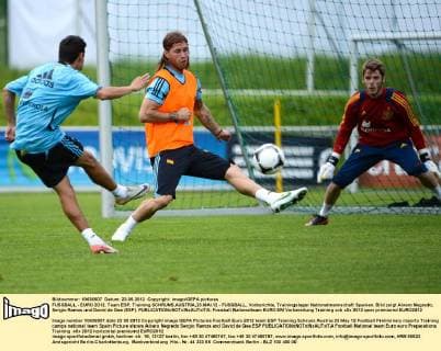 FUSSBALL - EURO 2012, Team ESP, Training SCHRUNS,AUSTRIA,23.MAI.12 - FUSSBALL, Vorberichte, Trainingslager Nationalmannschaft Spanien. Bild zeigt Alvaro Negredo, Sergio Ramos und David de Gea (ESP). 