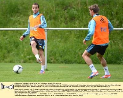 FUSSBALL - EURO 2012, Team ESP, Training SCHRUNS,AUSTRIA,23.MAI.12 - FUSSBALL, Vorberichte, Trainingslager Nationalmannschaft Spanien. Bild zeigt Roberto Soldado und Nacho Monreal (ESP). 