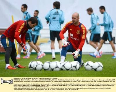 FUSSBALL - EURO 2012, Team ESP, Training SCHRUNS,AUSTRIA,23.MAI.12 - FUSSBALL, Vorberichte, Trainingslager Nationalmannschaft Spanien. Bild zeigt Iker Casillas (ESP) und Jose Manuel Reina Paez (ESP). 