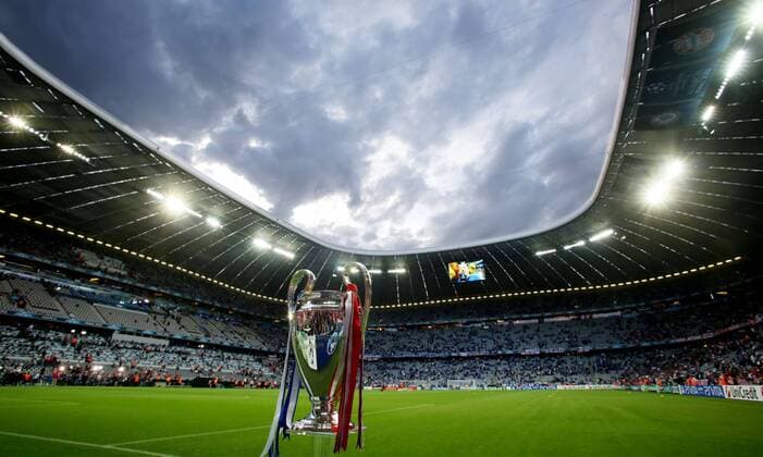 München , Finale Champions League 2011 2012 - Champions League Pokal steht in der Allianz Arena