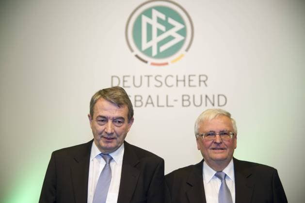 Der neue DFB-Präsident Wolfgang NIERSBACH (links) und der scheidende DFB-Präsident Theo ZWANZIGER, Ausserordentlicher DFB-Bundestag am 02.03.2012.