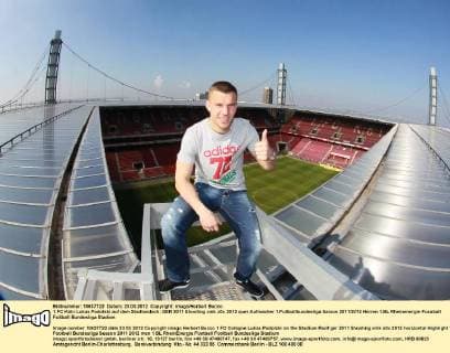 1.FC Köln Lukas Podolski auf dem Stadiondach
