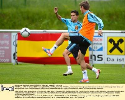 FUSSBALL - EURO 2012, Team ESP, Training SCHRUNS,AUSTRIA,23.MAI.12 - FUSSBALL, Vorberichte, Trainingslager Nationalmannschaft Spanien. Bild zeigt Jesus Navas und Nacho Monreal (ESP). 