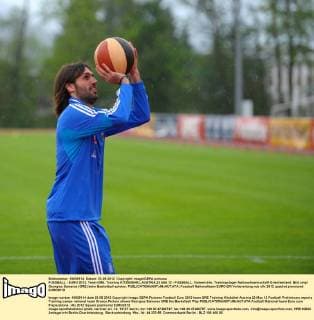 FUSSBALL - EURO 2012, Team GRE, Training KITZBUEHEL,AUSTRIA,23.MAI.12 - FUSSBALL, Vorberichte, Trainingslager Nationalmannschaft Griechenland. Bild zeigt Georgios Samaras (GRE) beim Basketball spielen. 
