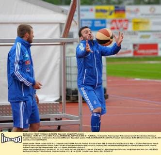 FUSSBALL - EURO 2012, Team GRE, Training KITZBUEHEL,AUSTRIA,23.MAI.12 - FUSSBALL, Vorberichte, Trainingslager Nationalmannschaft Griechenland. Bild zeigt Avraam Papadopoulos und Vassilios Torosidis (GRE) beim Basketball spielen. 