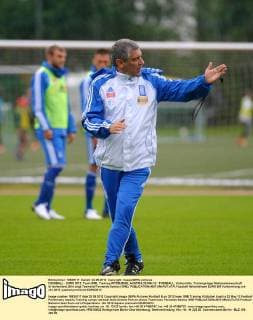 FUSSBALL - EURO 2012, Team GRE, Training KITZBUEHEL,AUSTRIA,23.MAI.12 - FUSSBALL, Vorberichte, Trainingslager Nationalmannschaft Griechenland. Bild zeigt Teamchef Fernando Santos (GRE). 