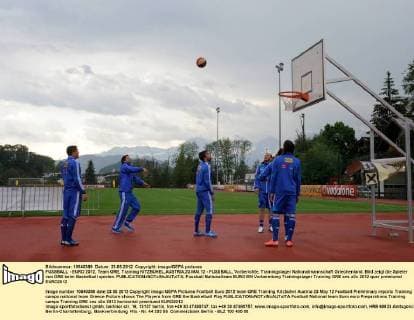 FUSSBALL - EURO 2012, Team GRE, Training KITZBÜHEL,AUSTRIA,23.MAI.12 - FUSSBALL, Vorberichte, Trainingslager Nationalmannschaft Griechenland. Bild zeigt die Spieler von GRE beim Basketball spielen. 