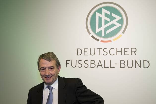 DFB-Präsident Wolfgang NIERSBACH posiert vor dem Logo, Ausserordentlicher DFB-Bundestag am 02.03.2012. Â