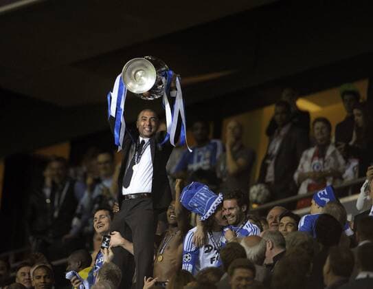 19.05.2012, Fussball Champions-League Finale 2012 in der Münchner Fußball-Arena (Allianz-Arena), FC Chelsea London - Siegerehrung: Trainer Roberto Di Matteo (Chelsea) stemmt den Pokal in die Höhe.