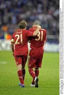 19.05.2012, Fussball Champions-League Finale 2012 in der Münchner Fußball-Arena (Allianz-Arena), FC Chelsea London - FC Bayern München. v.l. Philipp Lahm (München) tröstet den enttäuschten Bastian Schweinsteiger (München)