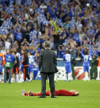 19.05.2012, Fussball Champions-League Finale 2012 in der Münchner Fußball-Arena (Allianz-Arena), FC Chelsea London - FC Bayern München. Niederlage: Arjen Robben (München) liegt nach dem Elfmeterschiessen frustriert am Boden und Trainer Jupp Heynckes (Bayern München) steht fassungslos daneben während die Spieler von Chelsea hinten bei ihren Fans feiern.