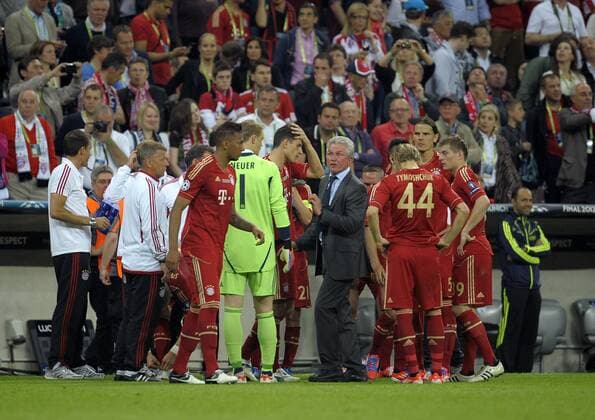 19.05.2012, Fussball Champions-League Finale 2012 in der Münchner Fußball-Arena (Allianz-Arena), FC Chelsea London - FC Bayern München. Vor der Verlängerung redet Trainer Jupp Heynckes (mitte, Bayern München) nochmal auf seine Spieler ein.