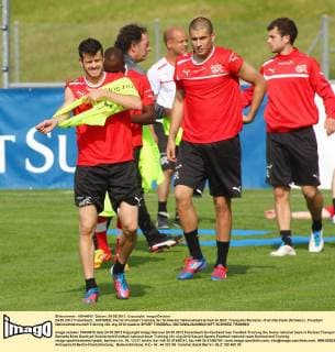 24.05.2012 Freienbach , SCHWEIZ ,Herren Fussball Training der Schweizer Nationalmannschaft Im Bild: Tranquillo Barnetta - Eren Derdiyok (Schweiz) 