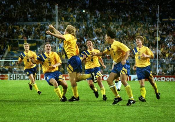 Football : England (1) v Sweden (2), 17 06 1992. Euro Championships. Torjubel Schweden, v.li.: Jonas Thern, Jan Eriksson, Thomsa Brolin, Patrik Andersson, Joachim Björklund, Stefan Schwarz 