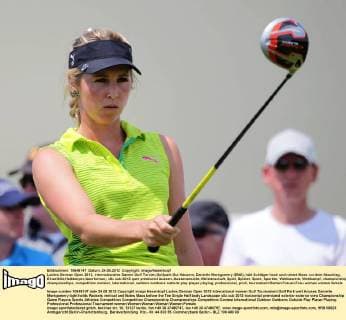 Ladies German Open 2012, internationales Damen Golf Turnier,Golfpark Gut Häusern, Danielle Montgomery (ENG), hält Schläger hoch und nimmt Mass vor dem Abschlag, Einzelbild,Halbkörper,Querformat,