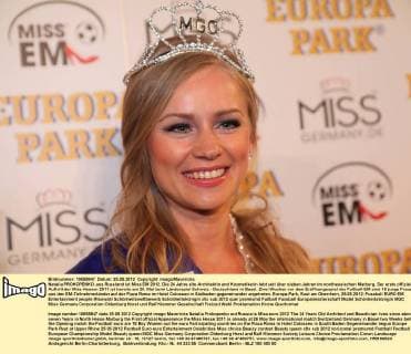 Natalia PROKOPENKO, aus Russland ist Miss EM 2012. Die 24 Jahre alte Architektin und Kosmetikerin lebt seit über sieben Jahren im nordhessischen Marburg. Der erste offizielle Auftritt der Miss Hessen 2011 ist bereits am 26. Mai beim Länderspiel Schweiz - Deutschland in Basel. Zwei Wochen vor dem Eröffnungsspiel der Fußball-EM sind 16 junge Frauen aus den EM-Teilnehmerländer auf der Plaza Roma im Hotel Colosseo in Südbaden gegeneinander angetreten. Europa-Park, Rust am Oberrhein, 25.05.2012