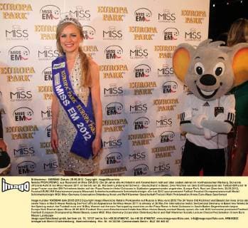 Natalia PROKOPENKO, aus Russland ist Miss EM 2012. Die 24 Jahre alte Architektin und Kosmetikerin lebt seit über sieben Jahren im nordhessischen Marburg. Der erste offizielle Auftritt der Miss Hessen 2011 ist bereits am 26. Mai beim Länderspiel Schweiz - Deutschland in Basel. Zwei Wochen vor dem Eröffnungsspiel der Fußball-EM sind 16 junge Frauen aus den EM-Teilnehmerländer auf der Plaza Roma im Hotel Colosseo in Südbaden gegeneinander angetreten. Europa-Park, Rust am Oberrhein, 25.05.2012
