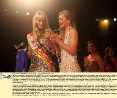 Natalia PROKOPENKO, aus Russland ist Miss EM 2012. Links Miss Germany 2011, Ann-Kathrin KOSCH, Moderatorin pearl.tv. Die 24 Jahre alte Architektin und Kosmetikerin lebt seit über sieben Jahren im nordhessischen Marburg. Der erste offizielle Auftritt der Miss Hessen 2011 ist bereits am 26. Mai beim Länderspiel Schweiz - Deutschland in Basel. Zwei Wochen vor dem Eröffnungsspiel der Fußball-EM sind 16 junge Frauen aus den EM-Teilnehmerländer auf der Plaza Roma im Hotel Colosseo in Südbaden gegeneinander angetreten. Europa-Park, Rust am Oberrhein, 25.05.2012