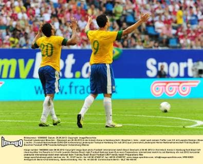 Fussball Länderspiel Brasilien - Dänemark am 26.05.2012 in der Imtech Arena in Hamburg Hulk ( Brasilien ), links - Jubel nach seinem Treffer zum 3:0 mit Leandro Damiao ( Brasilien ), rechts