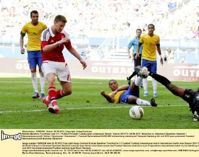 Nicklas Bendtner Torschuss zum 1:3 Fußball Fussball Länderspiel Länderspiel Herren Saison 2011 12 26.05.2012 Brasilien vs. Dänemark Dänemark Denmark Nationalmannschaft Aktion Spielszene Zweikampf