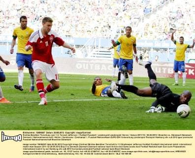 Nicklas Bendtner Torschuss zum 1:3, Torwart Jefferson Fußball Fussball Länderspiel Länderspiel Herren Saison 2011 12 26.05.2012 Brasilien vs. Dänemark Dänemark Denmark Nationalmannschaft Aktion Spielszene Zweikampf