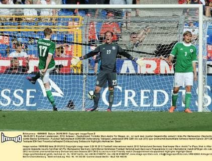 26-05-2012, Fussball Länderspiel, 2012, Schweiz - Deutschland, Torhüter Marc-Andre Ter Stegen, mi., ist nach dem zweiten Gegentreffer entsetzt, links Per Mertesacker (Deutschland), rechts Marcel Schmelzer