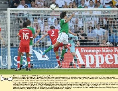 26-05-2012, Fussball Länderspiel, 2012, Schweiz - Deutschland, Mats Hummels (Deutschland), re., erzielt mit diesem Kopfball das 2-1 Anschlusstor, Torhüter Diego Benaglio (Schweiz) ist machtlos