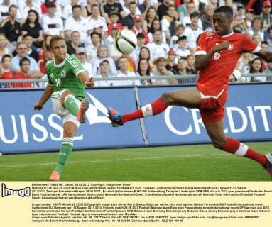 Mario GOETZE,GÖTZE (GER),Aktion,Zweikampf gegen Gelson FERNANDES (SUI). Fussball Länderspiel Schweiz (SUI)-Deutschland (GER). Sasion11 12,Saison 2011 2012,Testspel,Freundschaftsspiel.26.05.2012