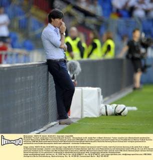 26.05.2012, Fussball Länderspiel, Freundschaftsspiel Schweiz - Deutschland, im St.-Jakob-Park in Basel (Schweiz). Trainer Joachim Löw (Deutschland) nachdenklich.