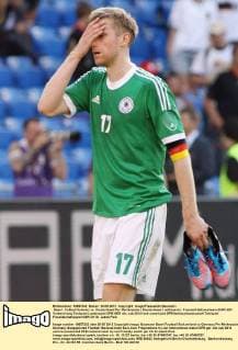 Basel , Fußball Schweiz vs. Deutschland Per Mertesacker ( Deutschland ) enttäuscht