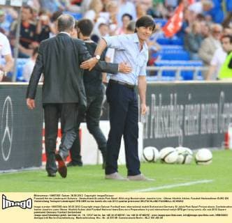 Fussball Herren Länderspiel Schweiz - Deutschland St.Jakob-Park Basel .Bild zeigt Bundstrainer Joachim Löw - Ottmar Hitzfeld Aktion 
