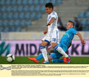 FUSSBALL - GRE vs SLO, Testspiel KUFSTEIN,AUSTRIA,26.MAI.12 - FUSSBALL - Länderspiel, Griechenland vs Slowenien, Freundschaftsspiel, Vorbereitung, EURO 2012. Bild zeigt Sotirios Nini (GRE) und Dare Vrdsic (SLO). 
