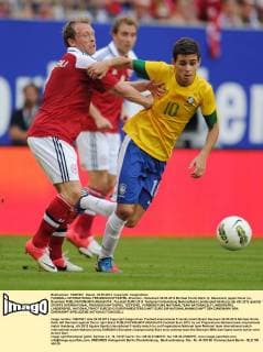 FUSSBALL INTERNATIONAL FREUNDSCHAFTSSPIEL Brasilien - Dänemark 26.05.2012 Michael Krohn-Dehli (li, Dänemark) gegen Oscar (re, Brasilien) 