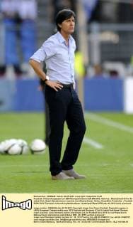Fussball, Vorbereitungsspiel zur UEFA Europameisterschaft EM 2012, Schweiz - Deutschland 5:3 im St. Jakob-Park, Basel; Bundestrainer Joachim Löw (Deutschland). Aktion, Einzelbild, Freisteller.